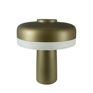 Bordlampe i mat guld med rund, hatlignende skærm og hvid diffusor, står oprejst mod en neutral hvid baggrund.