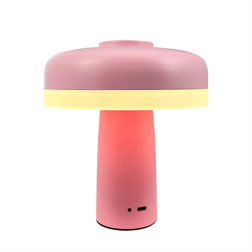 Svampeformet bordlampe udsender varmt, gulagtigt lys; dens rosa cylindriske fod og lilla skærm med gul kant står på en ensartet hvid baggrund.