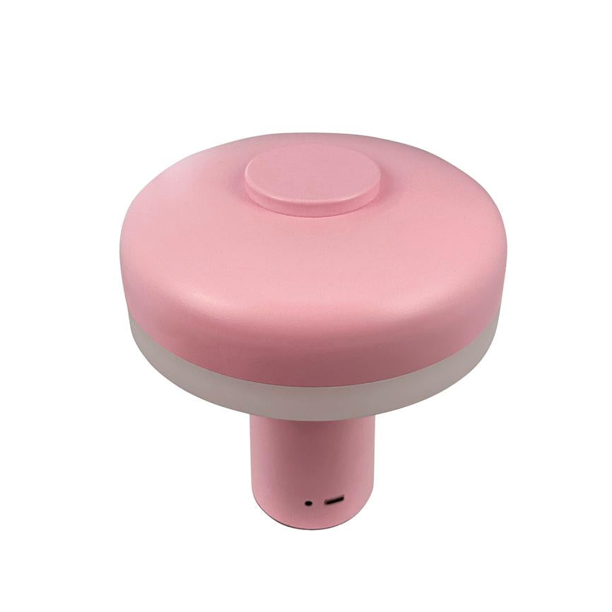 Rund, lyserød svampeformet natlampe (LED), står oprejst med bred top og smal fod; hvidt midterbånd og synligt micro‑USB-ladestik nederst.