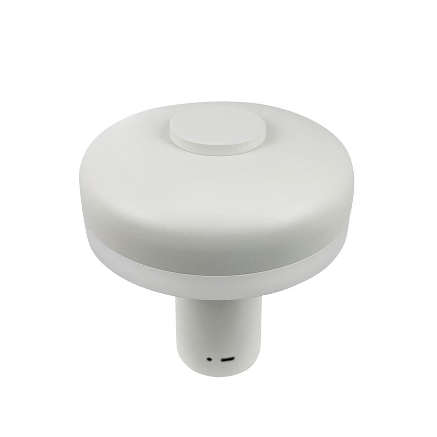 Hvid svampeformet elektronisk enhed med rund, flad top og kort cylindrisk fod; små porte/åbninger nederst. Den står isoleret på en ensfarvet hvid baggrund, studieopstilling.