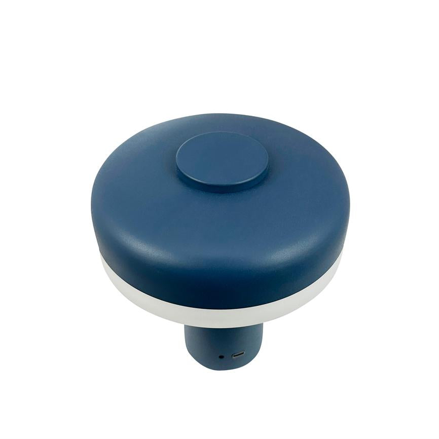 En rund, svampelignende blå enhed med cirkulær topknap; et hvidt midterbånd og kort cylinderbund med lille USB-C-port. Hviler isoleret på en ensartet hvid baggrund.