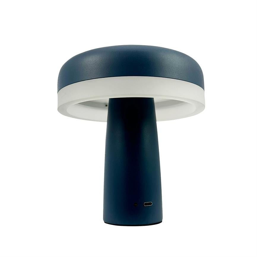 En svampelignende bordlampe står oprejst; en mørkeblå konisk fod bærer en bred rund skærm med hvid ring. Lampen viser en USB‑C-port og er isoleret på hvid baggrund.