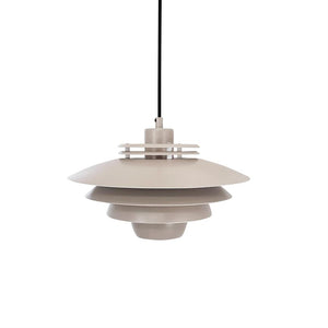 Pendellampe hænger fra sort ledning; flere flade, cirkulære metalplader i trinvist fald danner en lagdelt skærm, mat beige-sølv finish, på ensartet hvid baggrund.