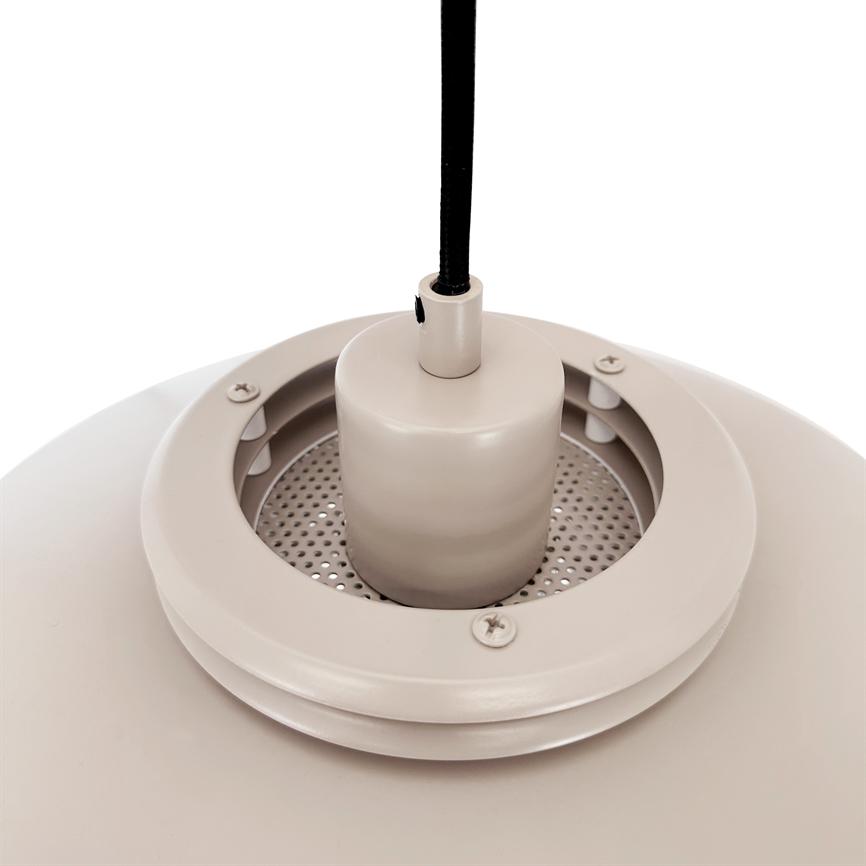 En cremefarvet pendellampefatning hænger i en sort ledning over en perforeret metaldisk, omsluttet af en indvendig ring med synlige skruer på hvid baggrund.