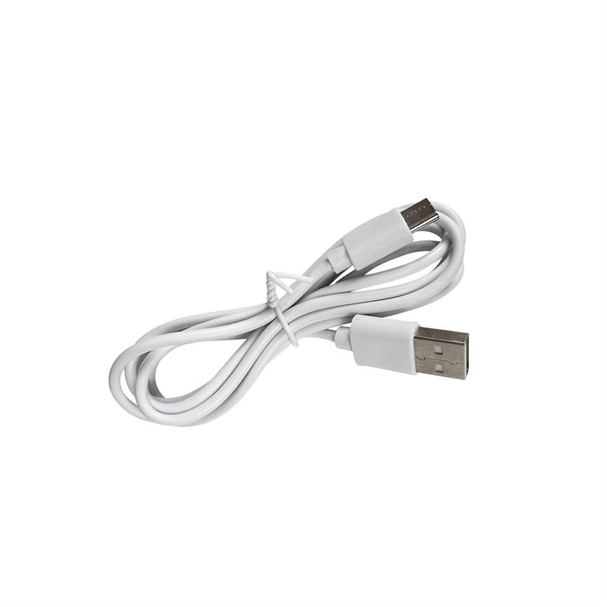 Hvidt USB-kabel (USB-A til micro‑USB) ligger sammenrullet og bundet med en lille strips på ensfarvet hvid baggrund.