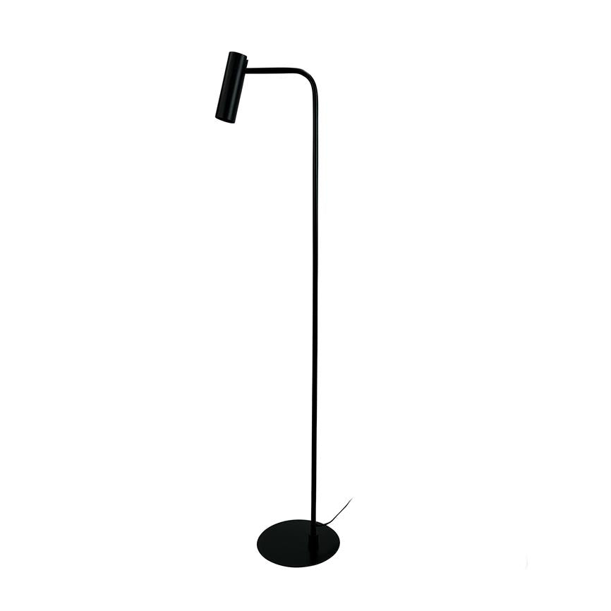 Gulvlampe med slank sort stang, buet arm og cylinderformet lampehoved, peger nedad; rund fod og synlig ledning på hvid baggrund.
