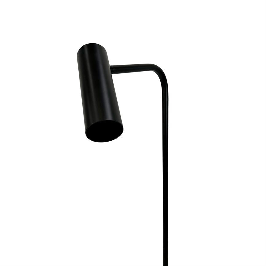 Sort cylindrisk læselampe peger skråt nedad; en slank, buet stang holder skærmen; neutral hvid baggrund fremhæver det minimalistiske, isolerede produktudsnit.