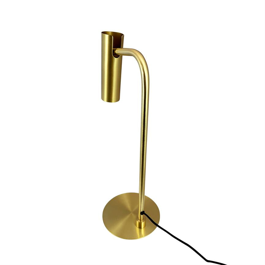 Guldfarvet bordlampe med buet stang, holder et nedadvendt cylindrisk lampehoved; rund fod på hvid baggrund, sort ledning løber fra basen.