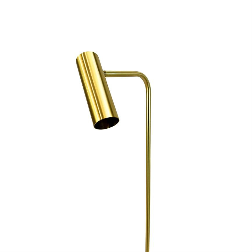 Guldbelagt læselampe står lodret med en tynd stang, hvor et cylinderformet lampehoved er vippet nedad, vist mod en ensartet hvid baggrund.