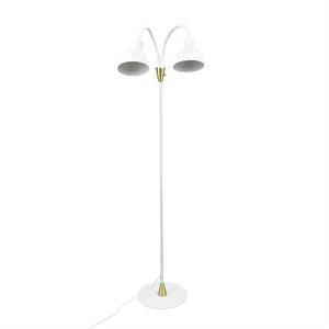 Gulvlampe med to buede arme og hvide metalkupler står på rund fod; slank stang med gulddetaljer, hvid ledning ligger mod en ensartet hvid baggrund.