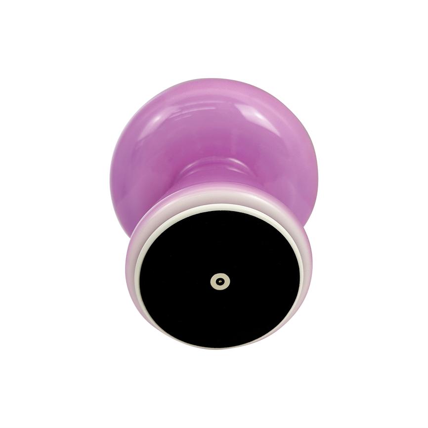 En lilla, blank silikonekop vender sin sorte sugeflade med et centralt ventilhul mod betragteren; koppen ligger isoleret på en ren, hvid baggrund.