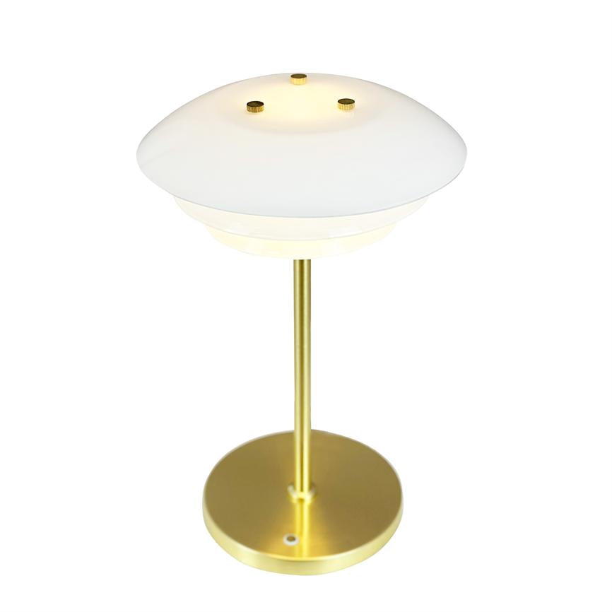 Bordlampe med rund hvid opalkuppel, tre små guldknapper øverst og slankt guldfarvet stativ; udsender blødt varmt lys og står isoleret på en ren, hvid baggrund.
