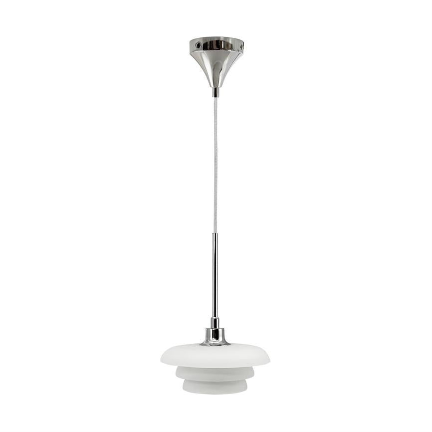 En hvid og krom hængelampe hænger fra et loftsbeslag via en tynd ledning; lampeskærmen består af tre lagdelte runde skiver på neutral hvid baggrund.