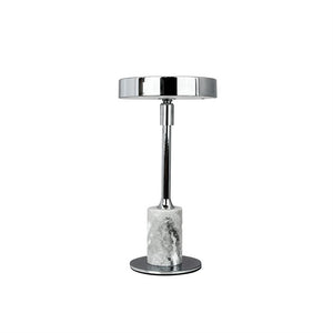 Bordlampe med rund kromskærm, slank kromstang og cylindrisk gråmarmorfod, hvilende på en rund kromplade; står alene mod rent, hvid baggrund.