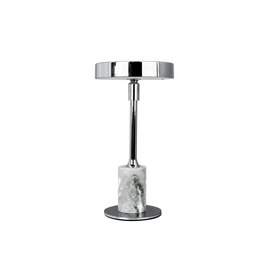 Bordlampe med rund kromskærm, slank kromstang og cylindrisk gråmarmorfod, hvilende på en rund kromplade; står alene mod rent, hvid baggrund.