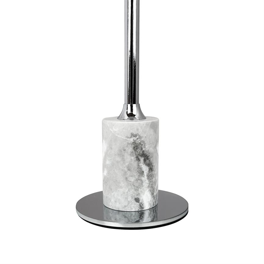 Toiletbørste med kromskaft står oprejst i en cylinderformet hvidgrå marmormetalklædt holder, placeret på en rund spejlfinish base, isoleret mod en ensartet hvid baggrund.