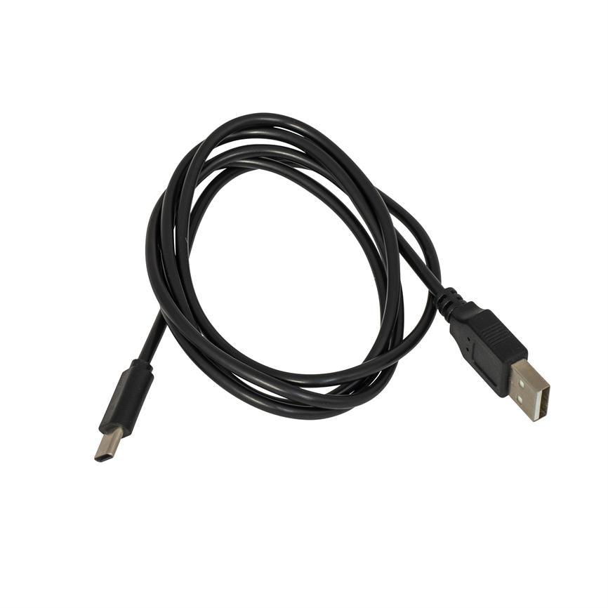 Sort USB-kabel (USB-A til micro-USB) ligger løst sammenrullet, begge stik synlige, placeret på en ensartet hvid baggrund.