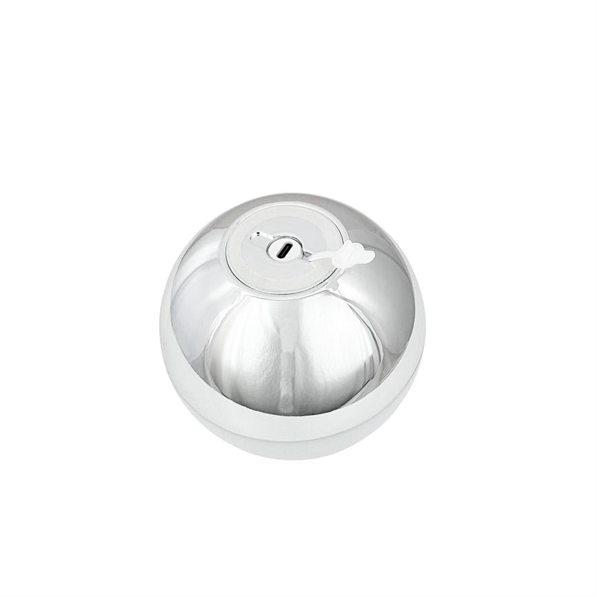 Kugleformet blank krombeholder med cirkulær åbning og lille hvid plastklap på toppen; står stille på hvid baggrund og reflekterer lys og omgivelser.