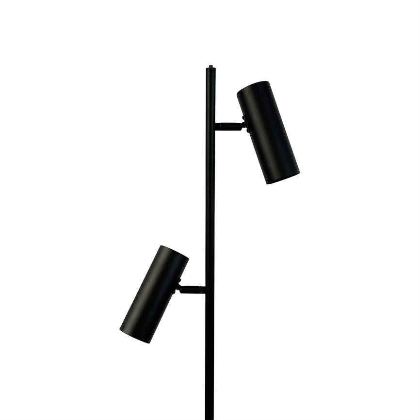 Sort stående gulvlampe med to cylindriske, justerbare lamper, der peger skråt fra en lodret stang; minimalistisk design mod en ren, hvid baggrund.