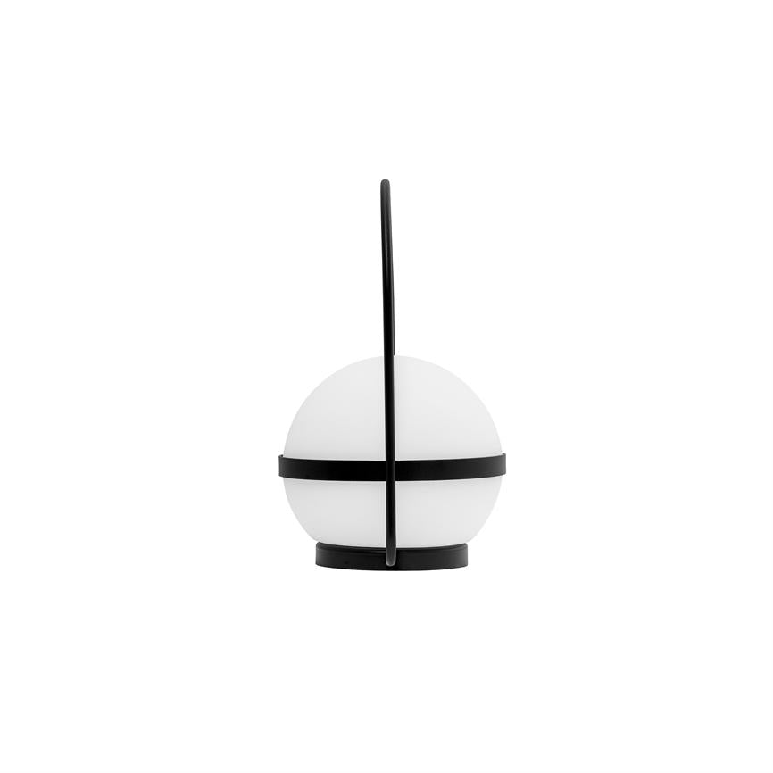 Rund hvid bordlampe med sorte metalbånd og opret bøjle står centralt på ensartet hvid baggrund i en minimalistisk produktfotosammenhæng.