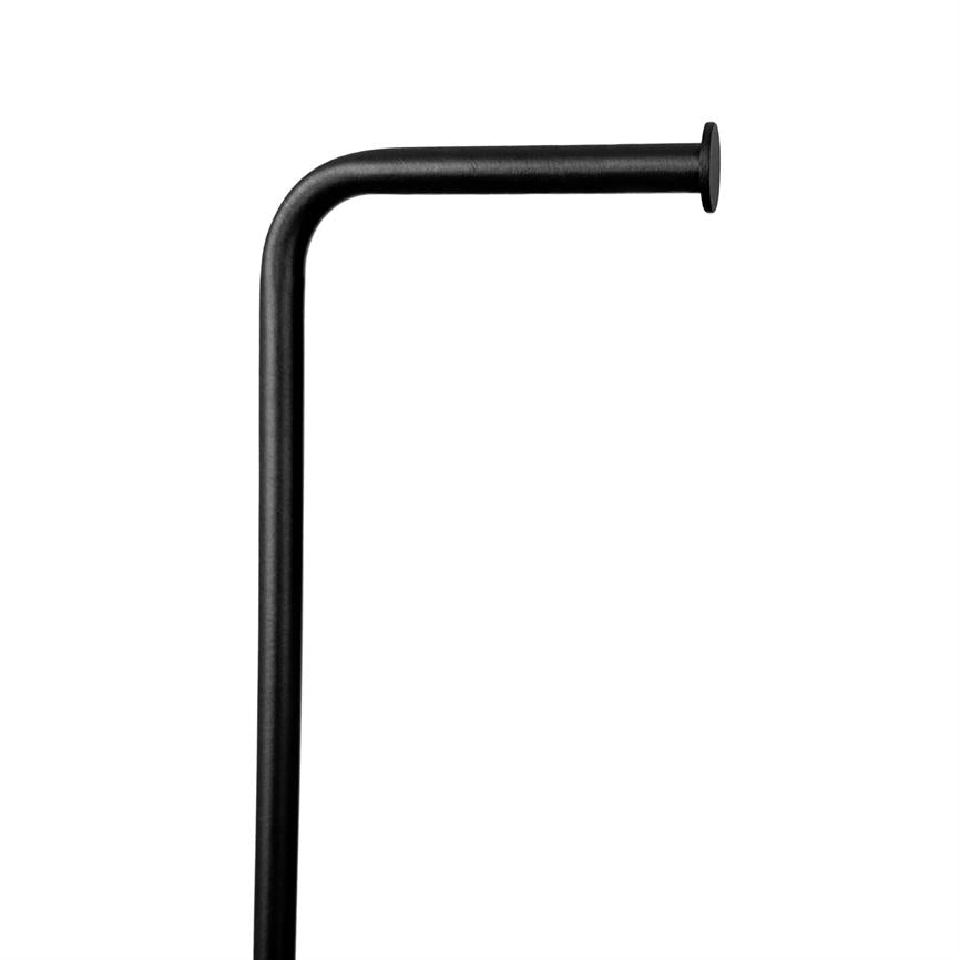 Sort L-formet metalstang, bøjet i 90° med flad, cirkulær afslutning, stikker lodret ned og rager vandret ind over en ensartet hvid baggrund.