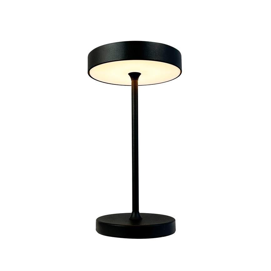 Sort, moderne bordlampe med cilindrisk fod og tynd stang, rund opadrettet skærm der udsender varmt, diffust lys; præsenteret mod en neutral hvid baggrund.