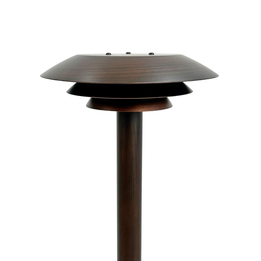 Standerlampe med lagdelte, skærmformede skiver på en slank brun stang; skærmene afskærmer og fordeler lyset nedad, velegnet til udendørs stier eller haver.