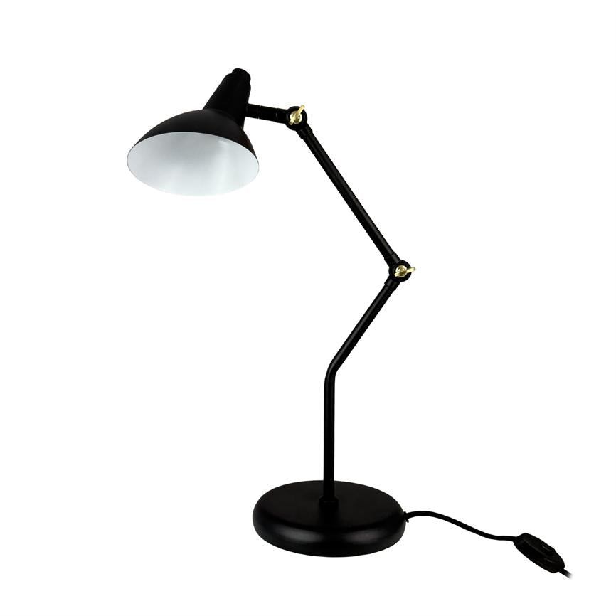 Skrivebordslampe med sort metalskærm og leddelt arm peger nedad; justerbare led er spændt fast over en rund fod, med synlig ledning og tænd-/slukknap på hvid baggrund.