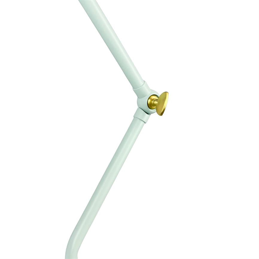 Mintgrøn lampearm med vinklet led holder position via et rundt messinggreb, isoleret mod en ren hvid baggrund.
