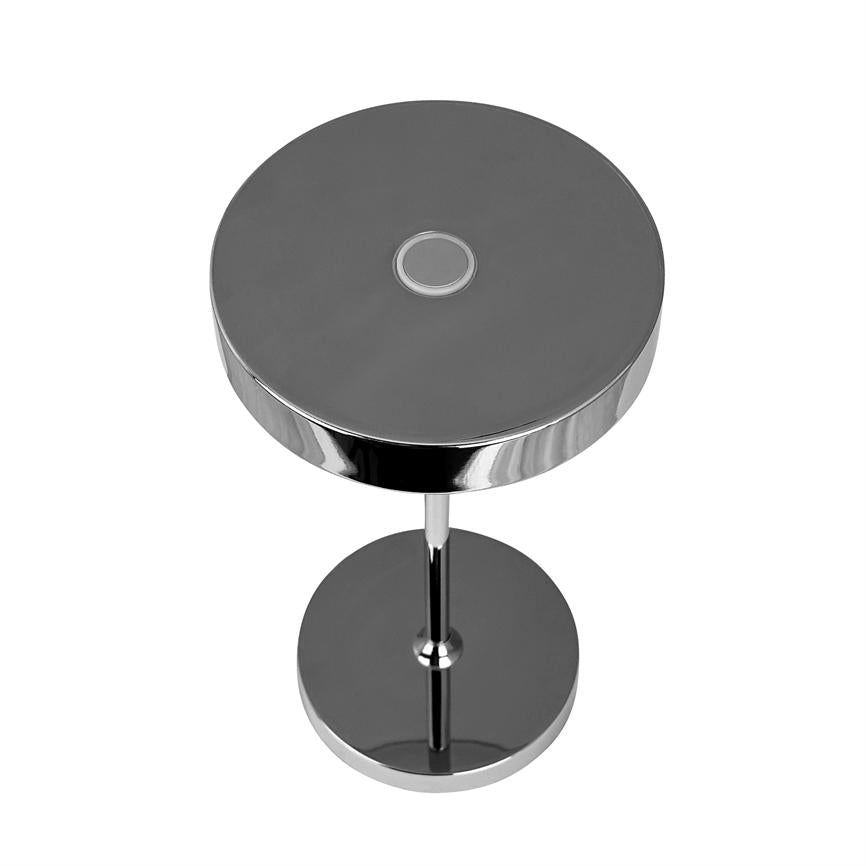 Rund krommetalstand med tyk cirkulær top, tynd central søjle og cirkulær base; toppen har et lille cirkulært mærke, og objektet står isoleret på hvid baggrund.