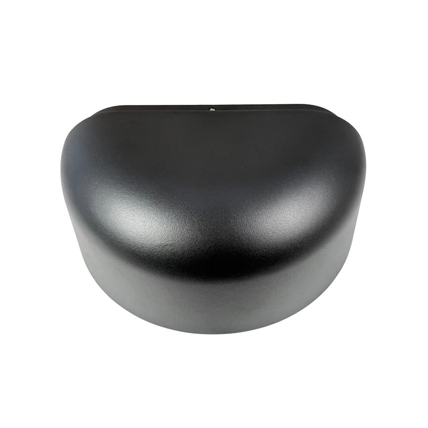 Sort, afrundet plastdæksel ligger centreret på hvid baggrund; glat, halvkugleformet overflade med let mat finish og en antydet åbning øverst, fremstillet som studieproduktfoto.