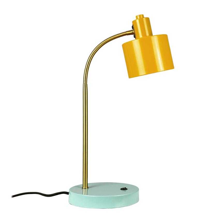Gul bordlampe med rundt skærm, bøjeligt gyldent skaft og lodret stang; skærmen er vinklet nedad over en mintgrøn rund fod med sort tændknap og ledning, isoleret på hvid baggrund.