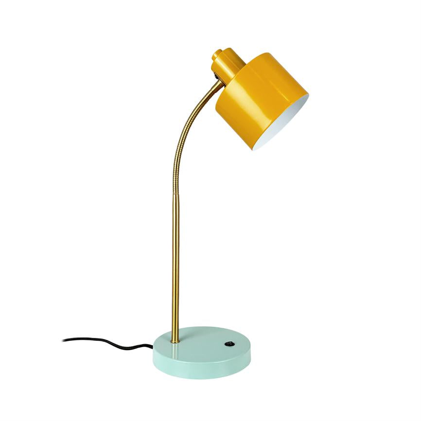 Gul skrivebordslampe står med skråt nedadvendt lampeskærm; gylden metalhals og mintgrøn rund fod, sort ledning på hvid baggrund.