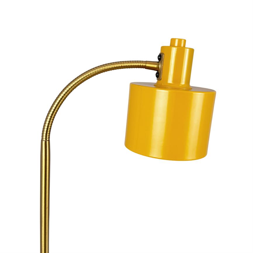 Gul metal gulvlampe bøjer sin fleksible, gyldne hals og peger den cylindriske skærm nedad mod en neutral hvid baggrund.