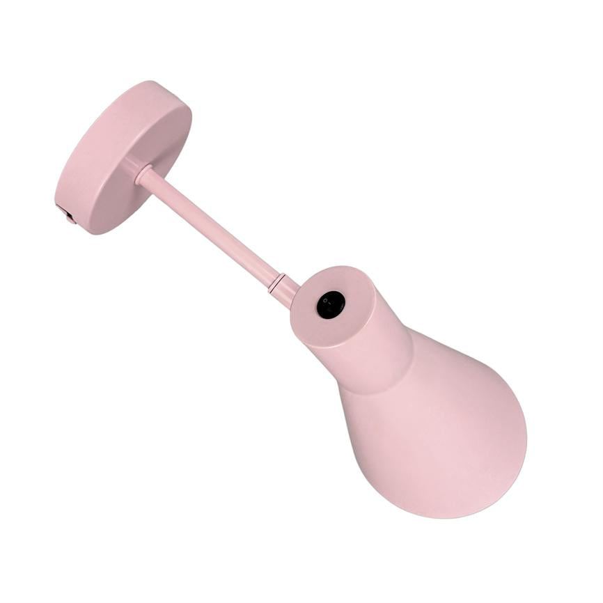 Rosa vinklet lampe med konisk skærm, monteret på en rund base via en kort stang; lampen peger nedad mod en ensartet hvid baggrund.