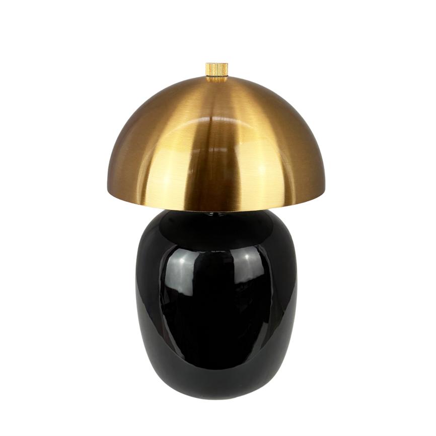 Bordlampe med sort, blank oval fod og en metallisk guldfarvet kuppelskærm, hvor skærmen hviler centreret over foden på hvid baggrund.