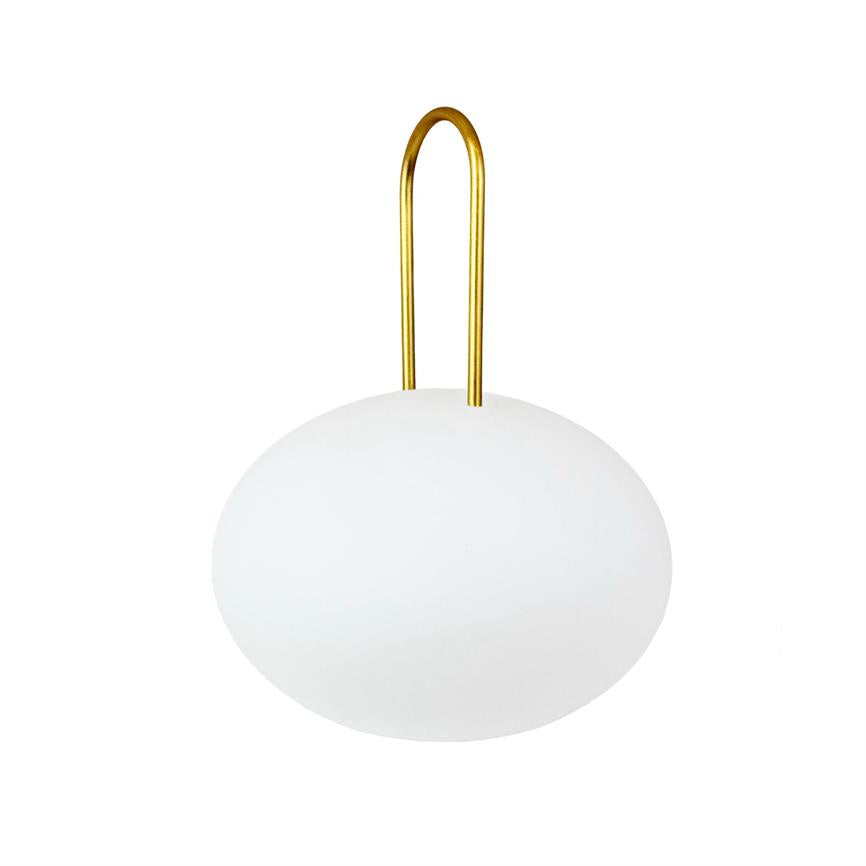 Hvid, rund pendellampe hænger i en buet, gylden ophængsring; enkel, minimalistisk præsentation mod en neutral hvid baggrund.