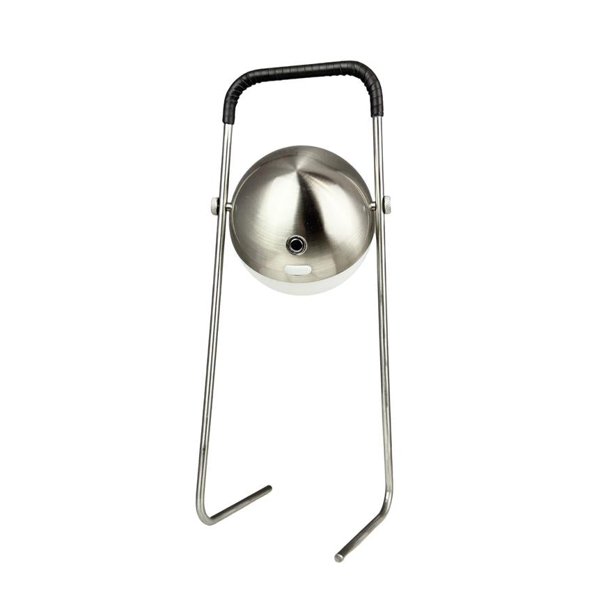 Rund, børstet stålkugle fastgjort i en U-formet stålramme hængende fra et polstret håndtag, set mod en ensartet hvid baggrund.