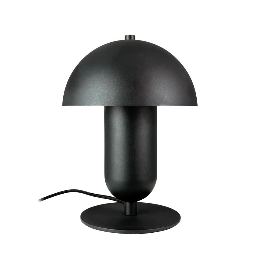 Sort bordlampe formet som en svamp står på en rund fod; kuppelskærm hviler over en cylindrisk krop, og et sort strømkabel ligger synligt mod en ren hvid baggrund.