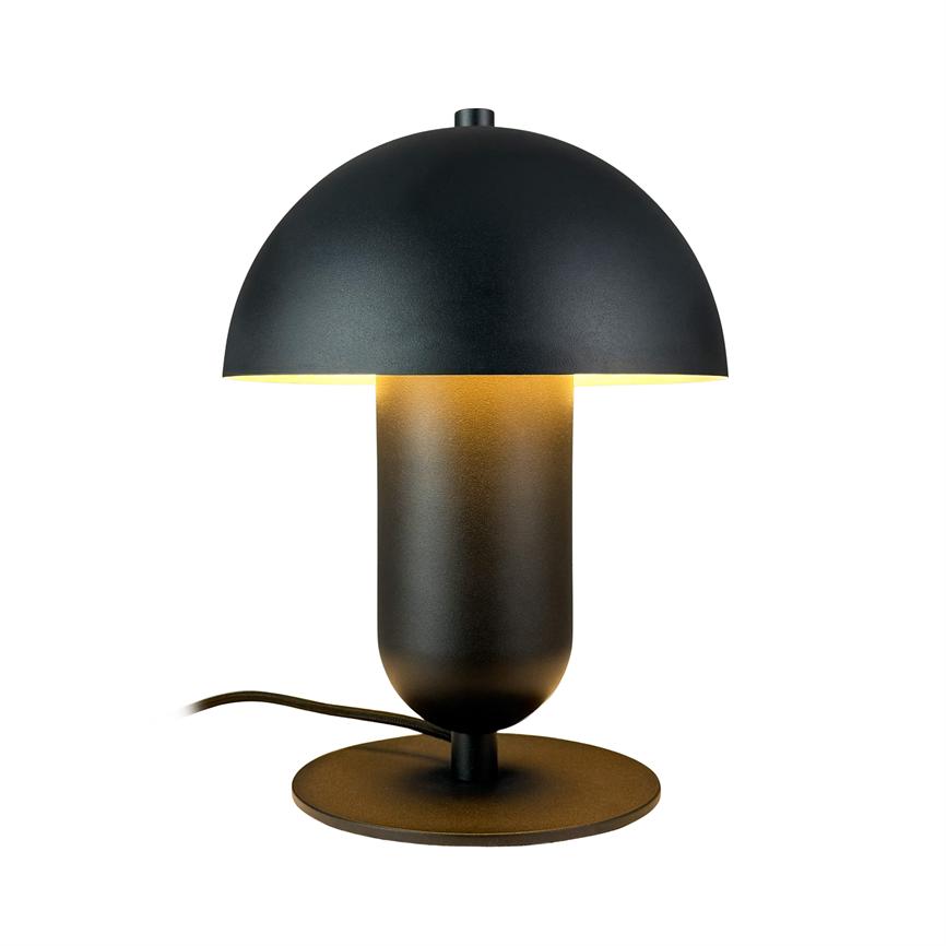 Sort metal bordlampe med svampelignende kuppel — udsender varmt, gyldent lys nedad — står på rund fod med synlig kabel foran en neutral, hvid baggrund.