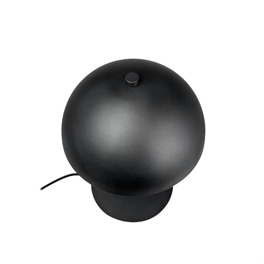 Sort, kugleformet bordlampe hviler på en kort cylindrisk fod; en lille trykknap øverst og et synligt strømkabel stikker ud mod venstre på hvid baggrund.