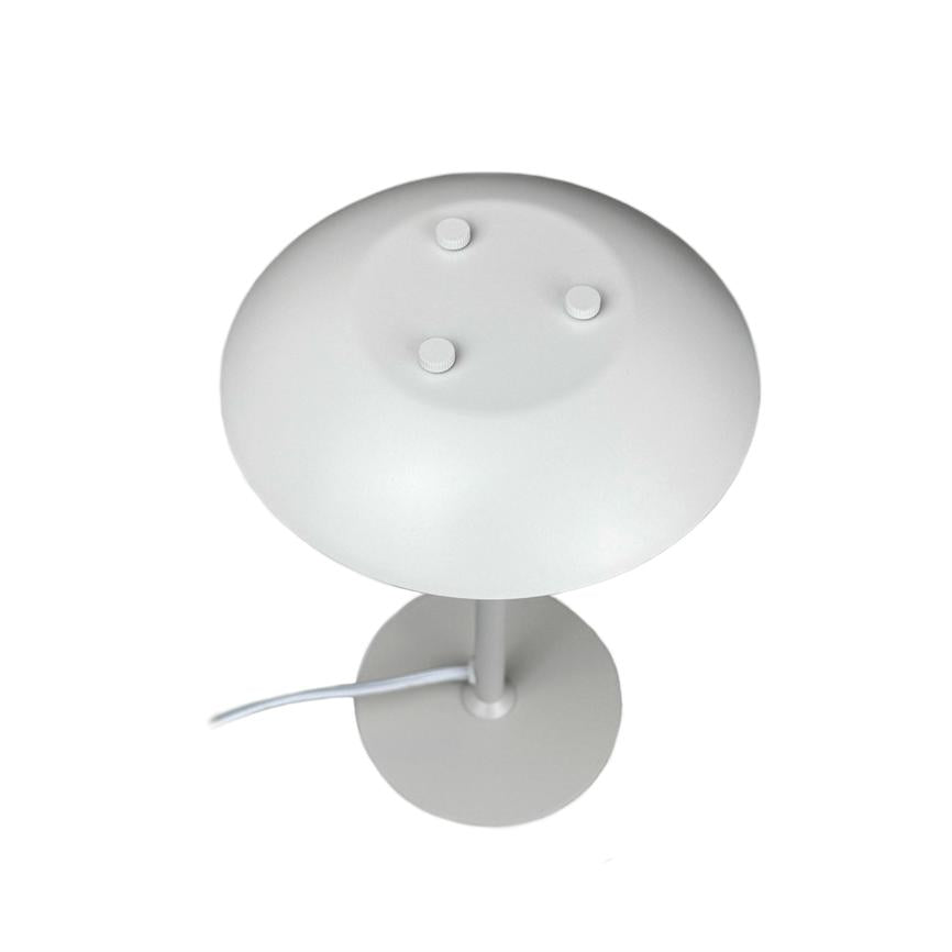 Bordlampe med kupolformet skærm og tre små runde knapper på toppen; står på en slank stang og rund fod, hvid ledning ud til siden på hvid baggrund.