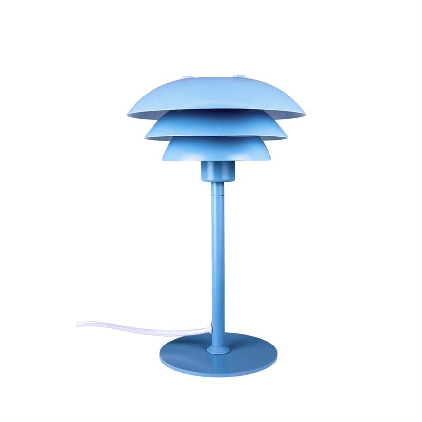 Blå metal bordlampe med lagdelte skærme står på rund fod og slank søjle, tilsluttet en hvid tekstilledning mod en ensartet hvid baggrund.