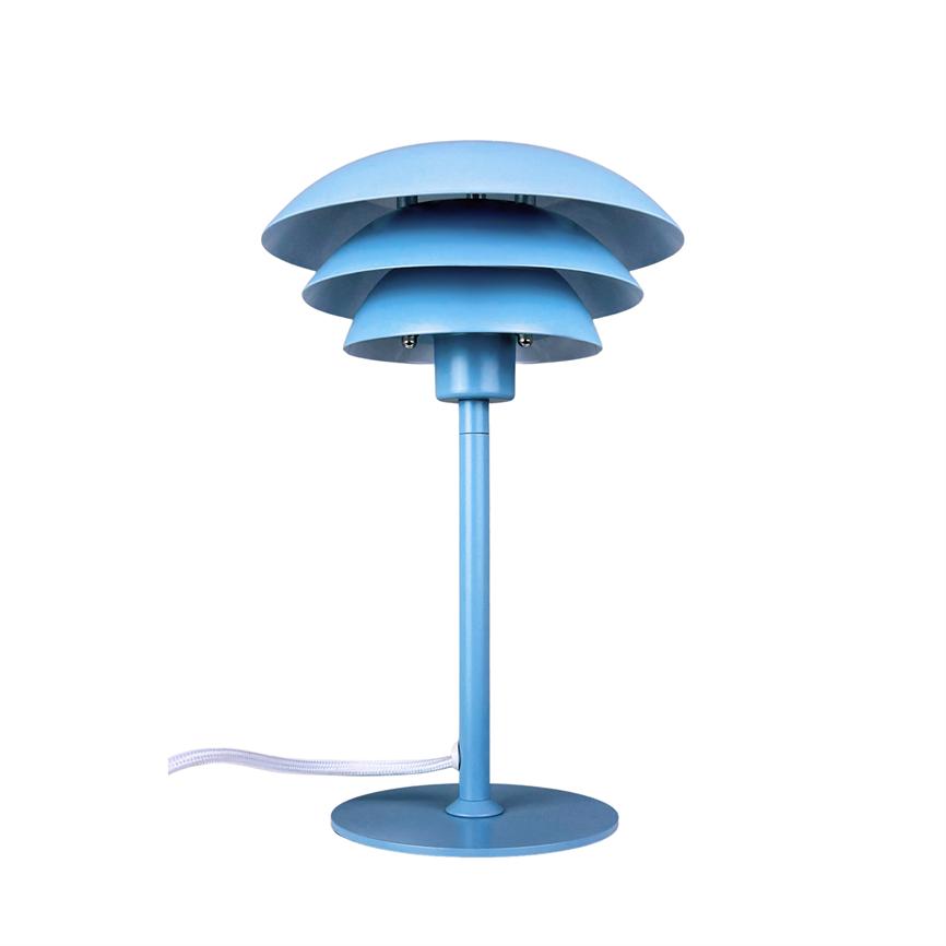 Bordlampe med tre lagdelte skærme; står på en slank stang og rund fod, med et hvidt stoffortrukket kabel ved siden; placeret mod ensartet hvid baggrund.