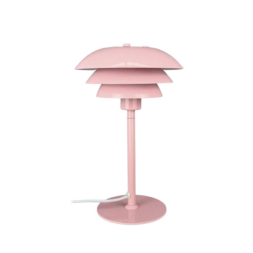 Rosa bordlampe står på en rund fod, har tre lagdelte skærme og et slankt skaft; placeret mod en ren, hvid baggrund.