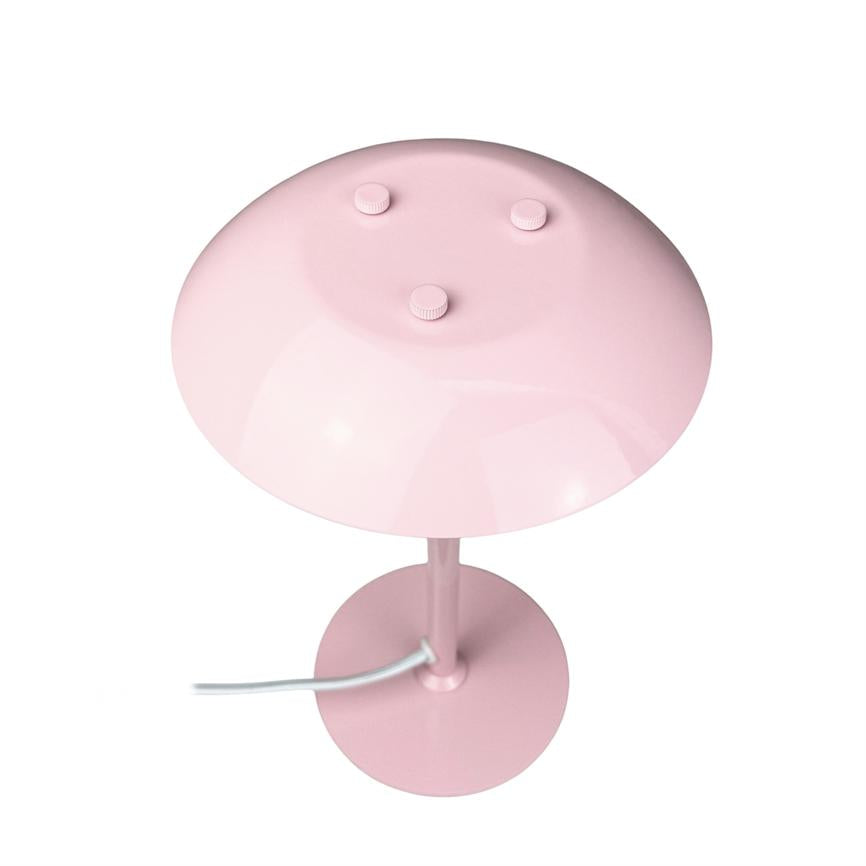 En lyserød metal bordlampe med rund skærm og tre små knapper øverst; står på en rund fod med synlig hvid ledning på en hvid baggrund.