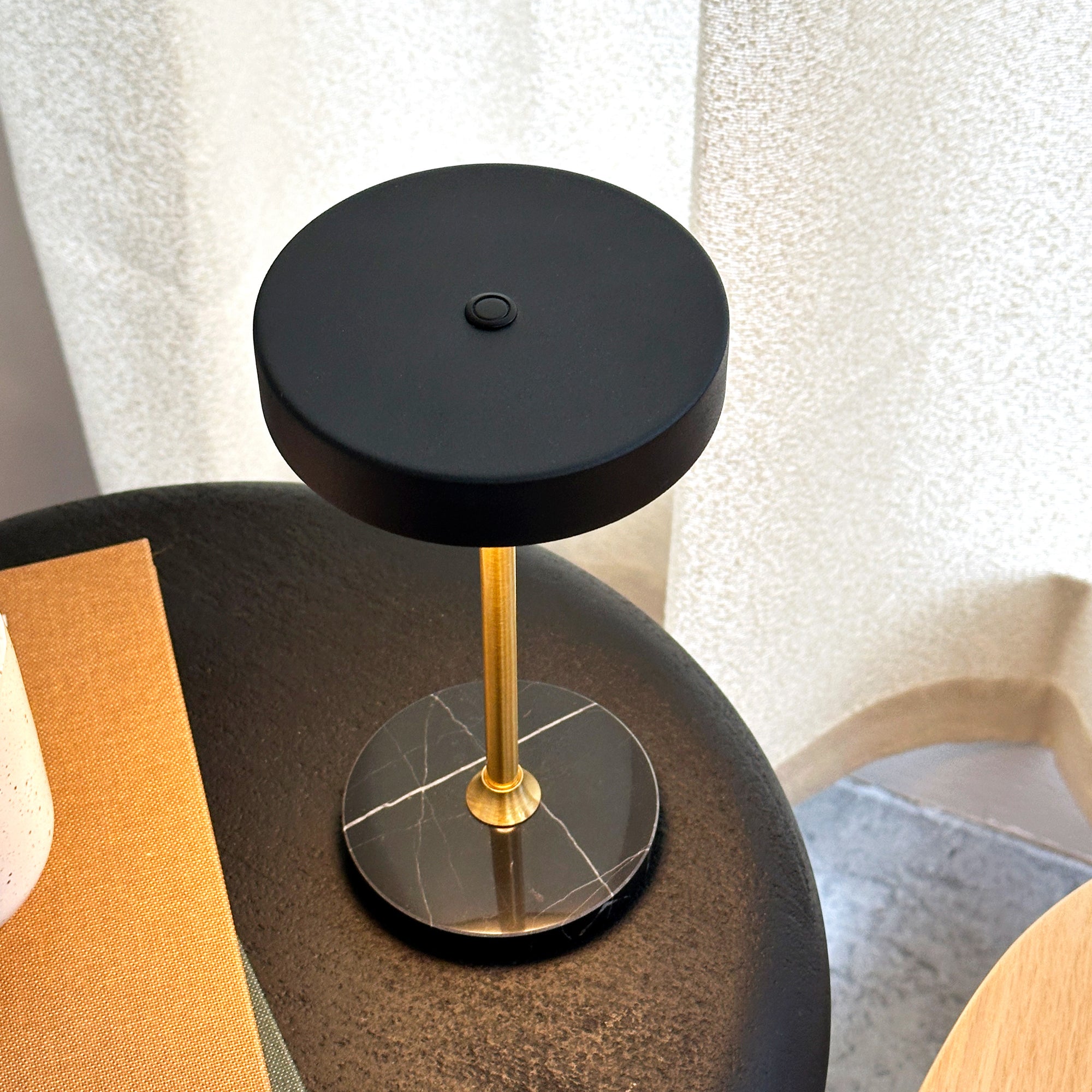 Moonlight LED Mini Genopladelig Bordlampe - Sort/Marmor