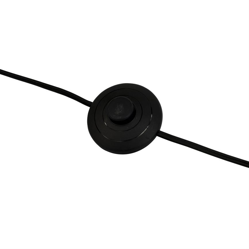 En rund, sort fodkontakt med central trykknap, forbundet til to sorte stofindkapslede kabler; placeret diagonalt mod en ren, hvid baggrund.